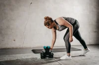 3 Paar Hanteln mit Gestell Avento – 12 kg Vinyl, Schwarz/Grau