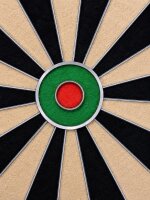 Keltik Steeldart Set mit Dartscheibe Dartboard, Ständer und Dartmatte